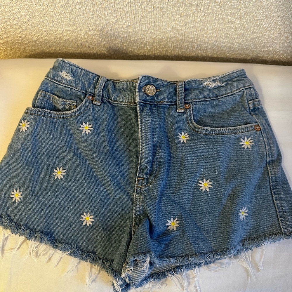 Kids size 13/14 Zara Jean Shorts with Daisy embroidered Details